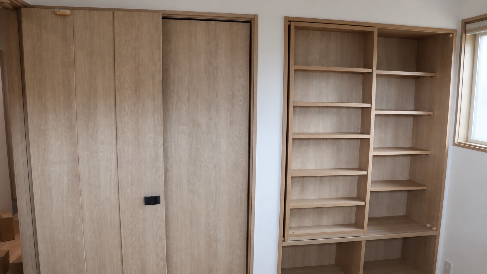 木目の建具と、その隣に設けた収納棚を正面から見たところ